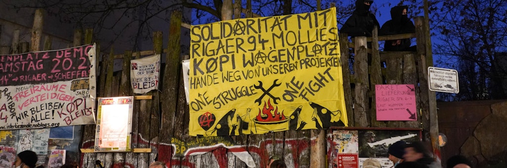 Verschiedene Plakate hängen am Rande eines Konzert zur Unterstützung der "Rigaer 94" in der Rigaer Straße. 