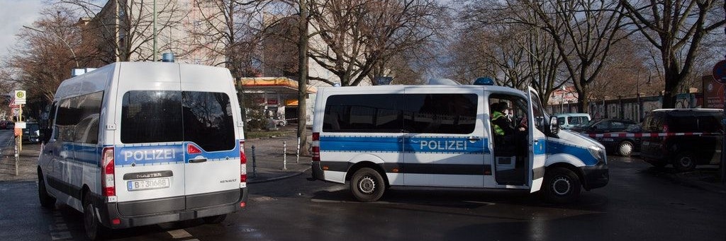 Einsatzfahrzeuge der Polizei stehen quer zur Fahrbahn am Görlitzer Park. Dort kam es bei einem Polizeieinsatz zu einer Schussabgabe durch einen Beamten.