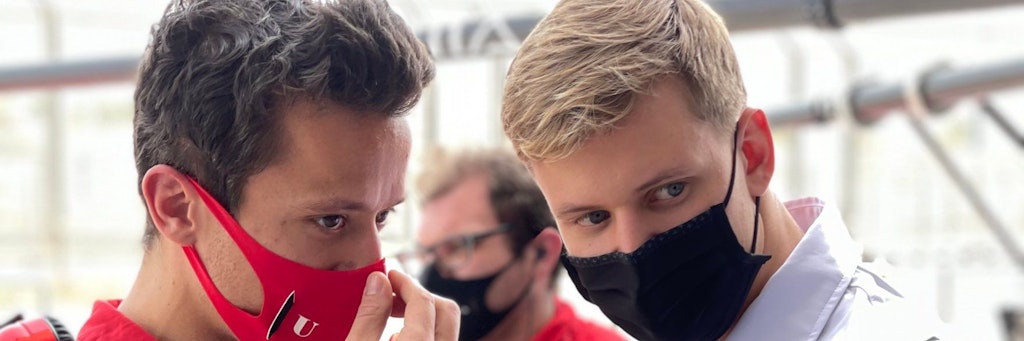Mick Schumacher (r.) im PS-Talk mit einem Kumpel seines alten Prema-Teams beim Formel-1-Test in Bahrain.