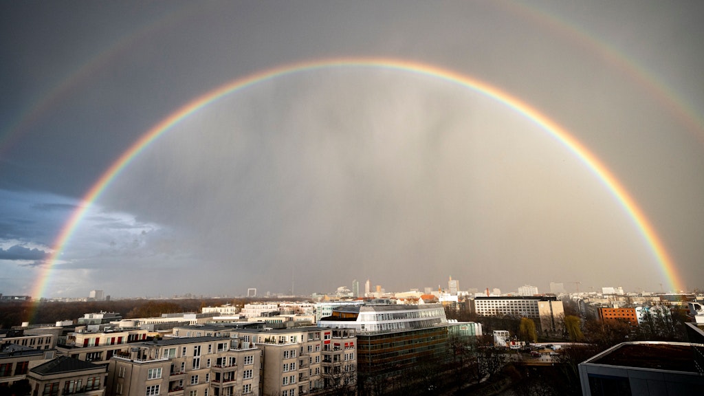 Bei wechselhaften Wetter entsteht über den Dächern Berlins ein doppelter Regenbogen. 