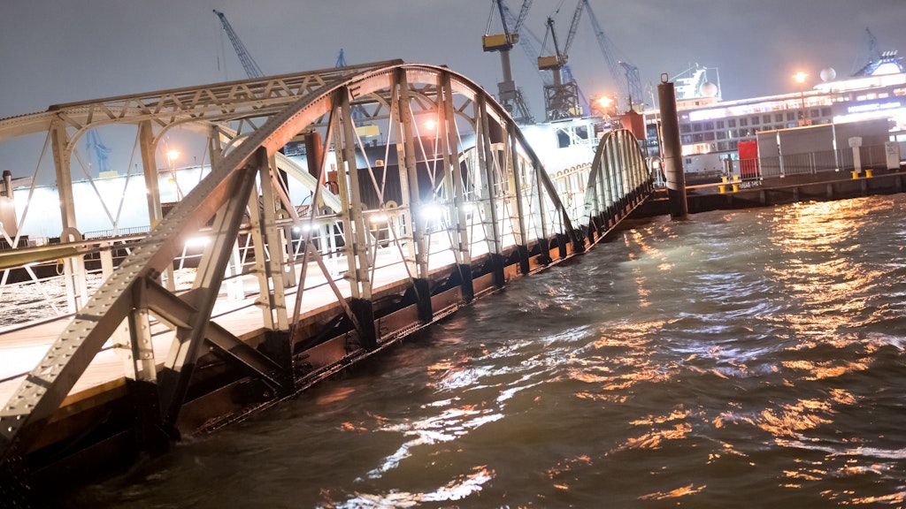Hochwasser am Fischmarkt in Hamburg. 
