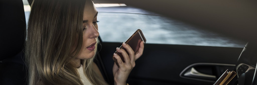 Wer als Autofahrer ein Handy in die Hand nimmt, riskiert Bußgelder. Doch was, wenn das Telefon zwischen Ohr und Schulter eingeklemmt wird?