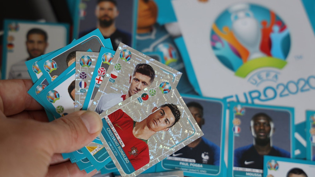 Panini-Sticker mit den Motiven von Robert Lewandowski und Cristiano Ronaldo.