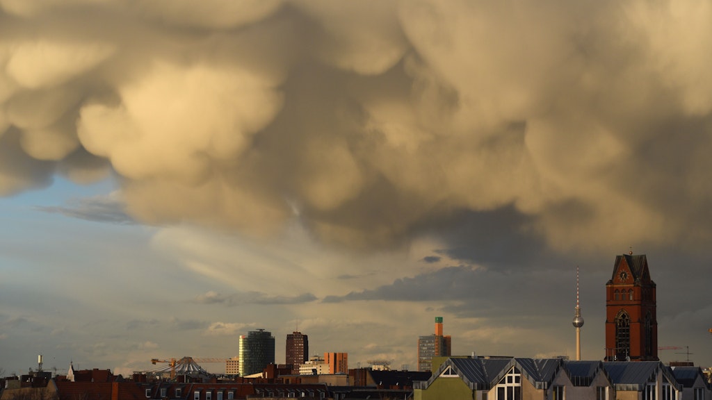 Die Abendsonne ließ die Wolken noch wuchtiger erscheinen.