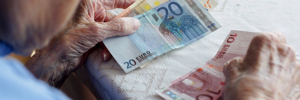 Ein Betrüger brachte eine arme Seniorin um ihr Geld.