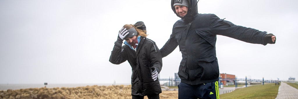 Norddeich: Sandy und Daniel stehen bei starken Wind auf dem Deich. 
