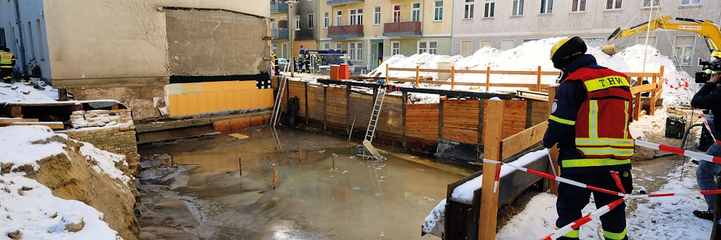 THW-Mitarbeiter sichern die Baugrube an der Pohlestraße in Köpenick.