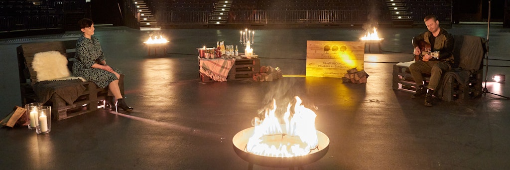 Sasha gibt für Heike Hacker ein Lagerfeuerkonzert in der Barclaycard Arena. 