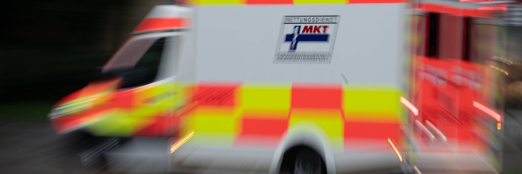 Ein Krankenwagen mit Blaulicht und Sirene (Symbolbild).