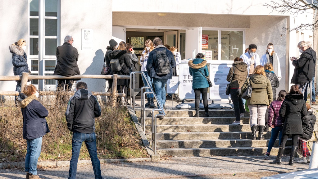 Das Schnelltest-Zentrum in der Kurt-Weiß-Sporthalle in Grunewald stehen die Menschen für einen Gratistest an.