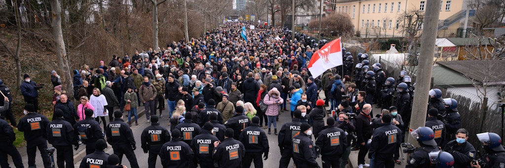 Trotz Verbots versammelten sich Hunderte Corona-Kritiker in Dresden. 