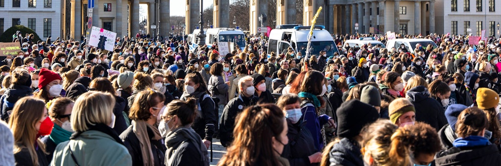 Am Brandenburger Tor demonstrieren am Samstag Corona-Kritiker. 