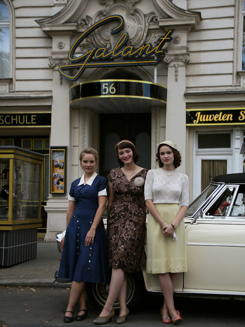 Emilia Schüle (rechts) mit Sonja Gerhardt (links) und Maria Ehrich bei Dreharbeiten zur ersten „Ku’Damm“-Staffel im September 2015.<br>