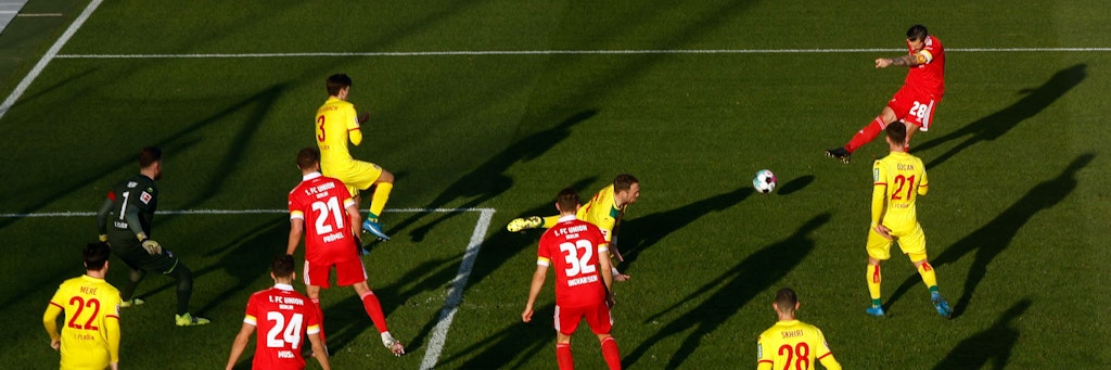 Ein Schuss wie ein Strich. Unions Kapitän Christopher Trimmel (r.) markiert mit seinem ersten Bundesligatreffer das Siegtor zum 2:1 gegen Köln.