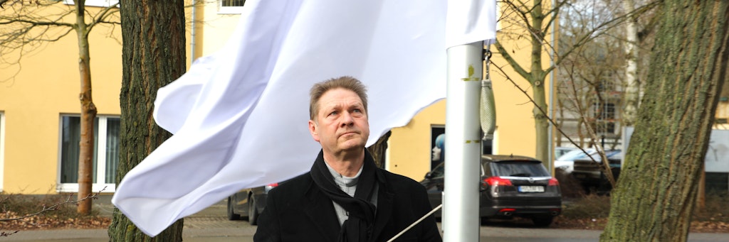 Bürgermeister Bodo Oehme kapituliert - er hisst die weiße Fahne vor dem Rathaus.<br>