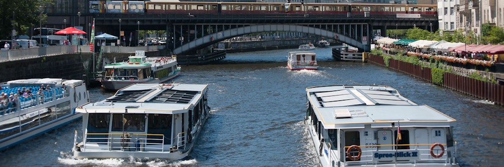 In coronafreien Sommern herrscht auf der Spree unterhalb der Mühlendammschleuse viel Verkehr – Dieselschwaden inbegriffen.