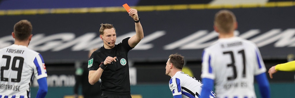Schiri Petersen hatte keine andere Wahl und zeigte Darida Rot wegen des schlimmen Fouls an Reus.