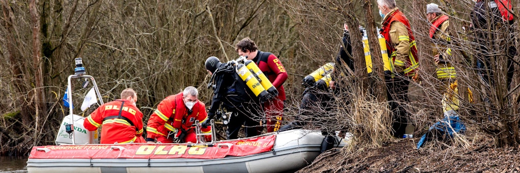 Einsatzkräfte von DLRG und Feuerwehr sind mit einem Boot auf dem Laher Teich, einem Baggersee im Nordosten der Stadt, unterwegs. Zwei Jungen im Alter von acht und neun Jahren waren in dem Gewässer ertrunken, als sie einen ins Wasser gefallenen Ball suchten. 