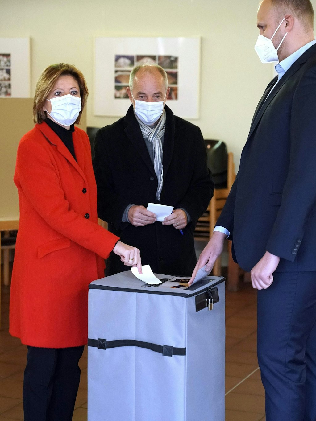 Die rot-rot-grüne Ampel von Regierungschefin Malu Dreyer (SPD), hier bei der Stimmabgabe zusammen mit Ehemann Klaus Jensen (M.), wird wohl bestätigt.