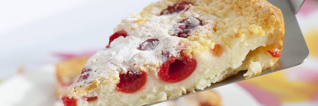 Der fertige Kirschkuchen kann auch mit etwas Puderzucker bestäubt werden.