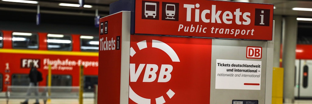 Hier gibt es Ticket für Berlin und ganz Brandenburg: Ein Fahrscheinautomat mit dem Logo des Verkehrsverbunds VBB.