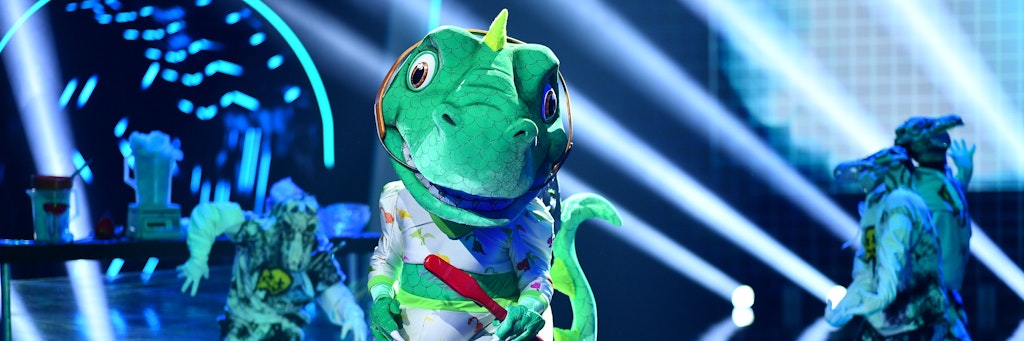 Der Dinosaurier steht auch am Dienstag bei „The Masked Singer“ auf der Bühne.