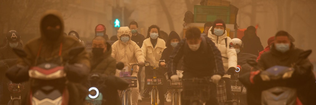 In Peking kann man wegen des Sandsturms gerade so bis auf die andere Seite der Straße sehen.