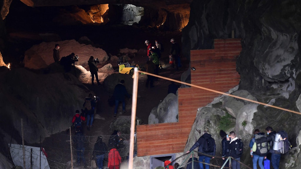 Der Einzug der 14 Probanden in die Höhle in Südfrankreich, am Eingang begleitet von der Presse.
