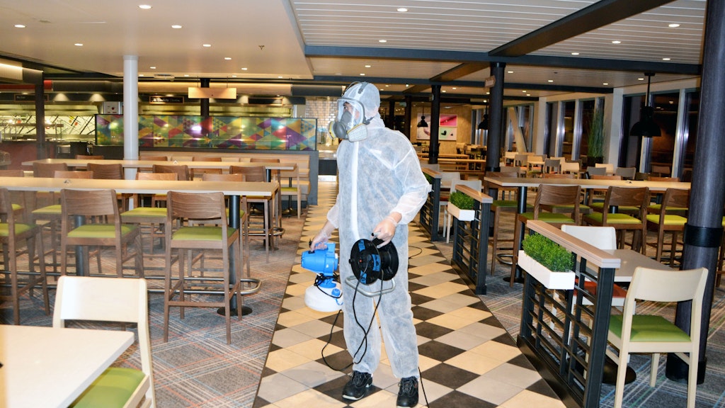 Bilder einer besonderen Zeit: Wenn die Gäste die Restaurants verlassen haben, rücken Sprühtrupps zur Desinfektion aus. 