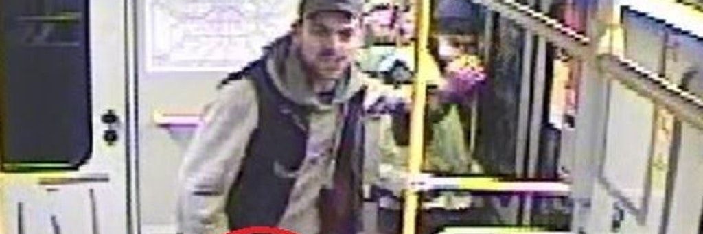 Der gesuchte Mann hält ein Messer in seiner rechten Hand und beschimpft Fahrgäste.