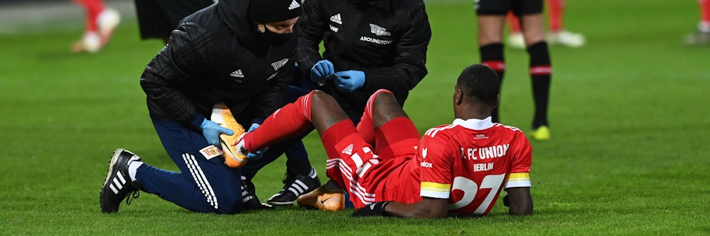 Sheraldo Becker wird beim Spiel der Eisernen gegen Leverkusen behandelt.