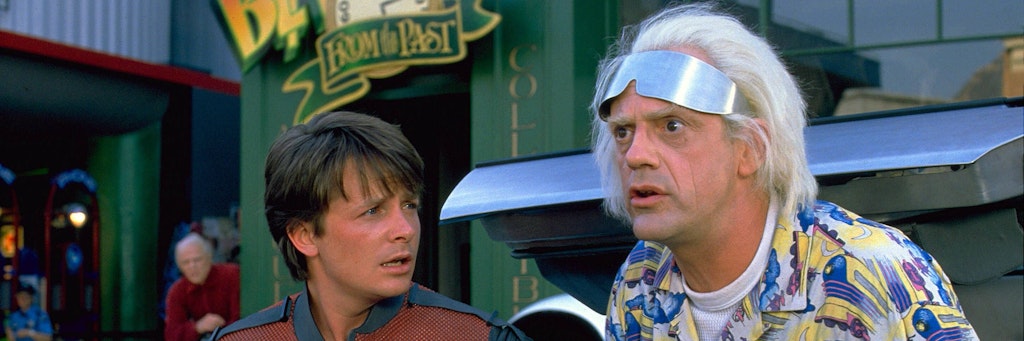 Michael J. Fox (li.) und Christopher Lloyd als Marty McFly und Dr. Emmett Brown in „Zurück in die Zukunft II“.
