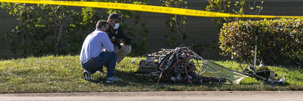 Ersthelfer knien an Trümmern einer Unfallstelle in Pembroke Pines, nachdem ein Kleinflugzeug abgestürzt ist. 
