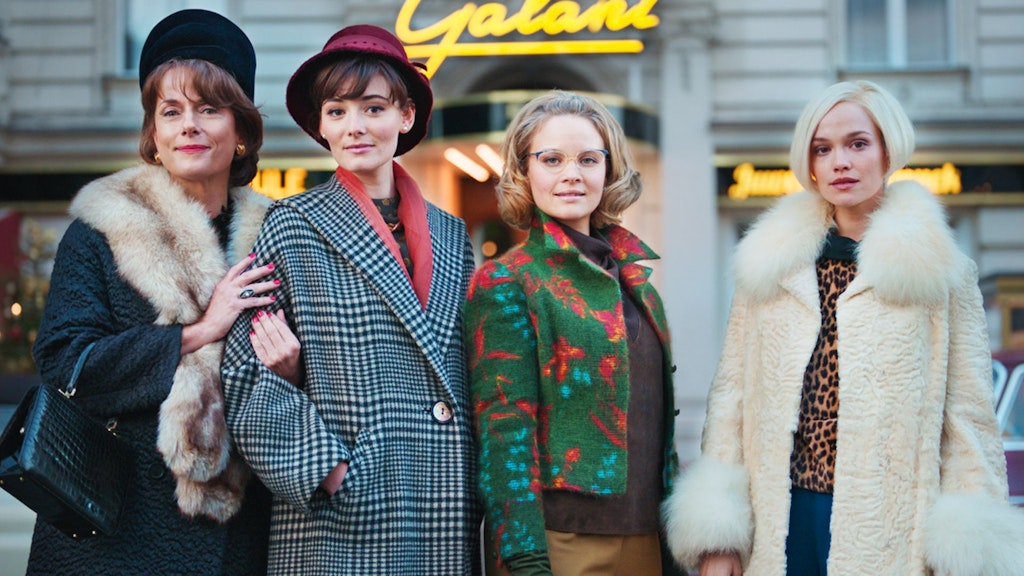 Mit „Ku'damm 63“ geht nun die dritte Staffel im ZDF an den Start. Vor der Tanzschule posieren Caterina Schöllack (Claudia Michelsen) und ihre drei Töchter Helga (Maria Ehrich), Monika (Sonja Gerhardt) und Eva (Emila Schüle).