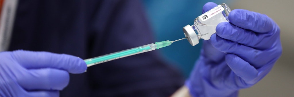 Spritze wird mit dem Impfstoff AstraZeneca aufgezogen.