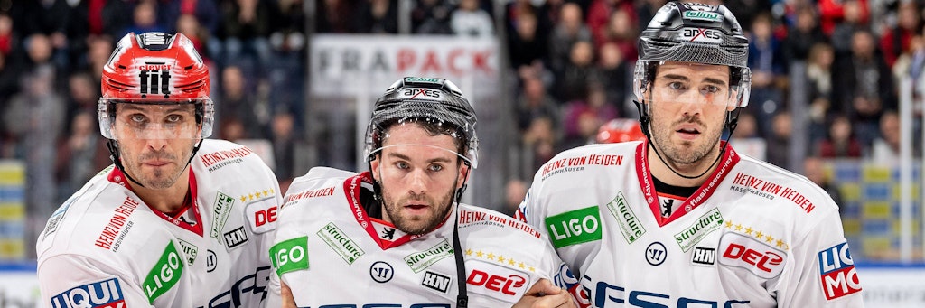 Maxim Lapierre (l.) und James Sheppard (r.) mussten Sean Backman beim Spiel in Nürnberg am 31. Oktober 2019 vom Eis geleiten.