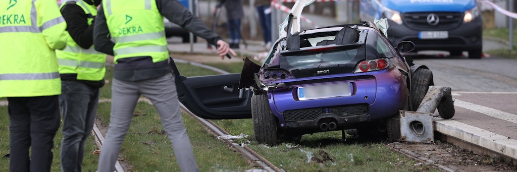 Sachverständige stehen an der Unfallstelle in Leipzig, an der ein Autofahrer in eine Menschengruppe gefahren war. 