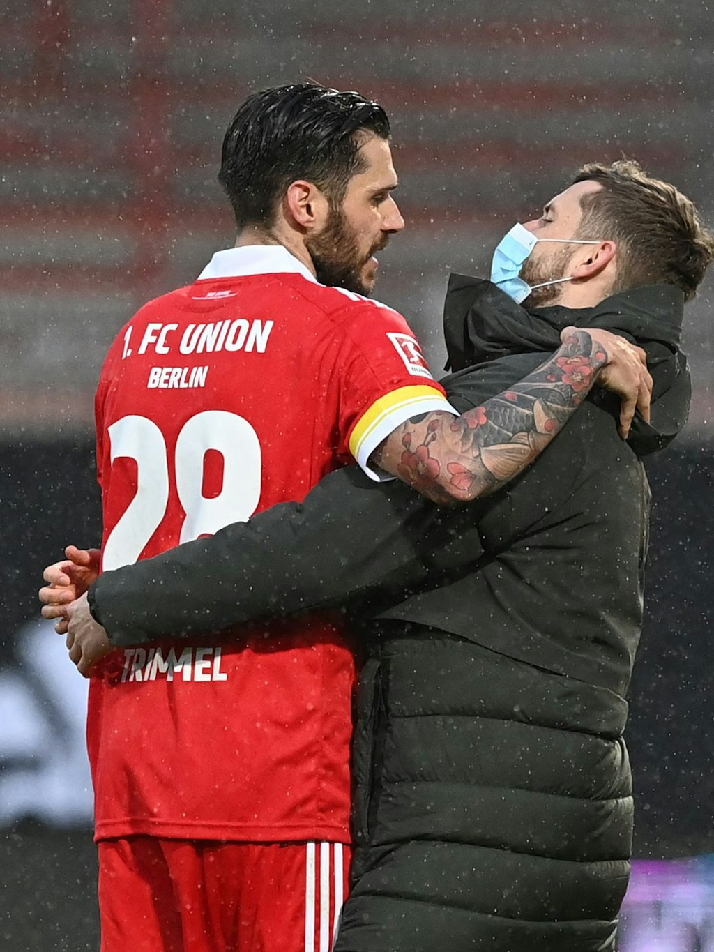 Christopher Lenz (r.) herzt seinen Namensvetter Christopher Trimmel nach dem Sieg gegen den 1.FC Köln. 