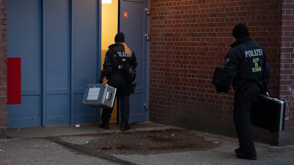 Bundespolizisten gehen bei einer Razzia in Berlin-Lichtenberg in ein Wohnhaus. 