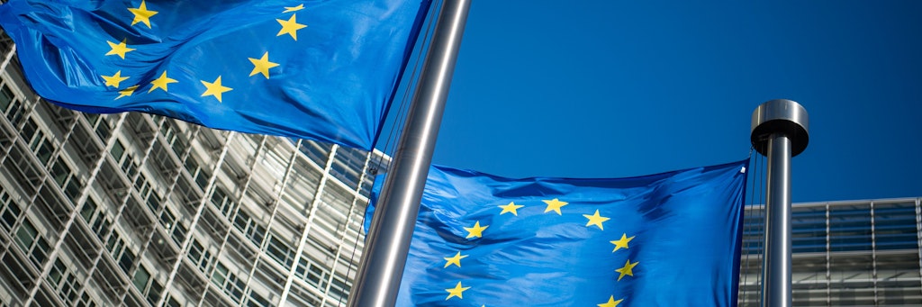 Flaggen der Europäischen Union wehen im Wind vor dem Berlaymont-Gebäude, dem Sitz der Europäischen Kommission.
