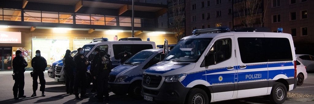 Einsatzkräfte der Bundespolizei stehen in Berlin-Lichtenberg auf einem Parkplatz und bereiten sich auf eine Razzia vor.