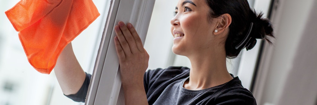 Im Frühjahr putzt man auch die Fenster: Der Dreck vom Winter zeigt sich insbesondere, wenn die Frühlingssonne darauf scheint. 