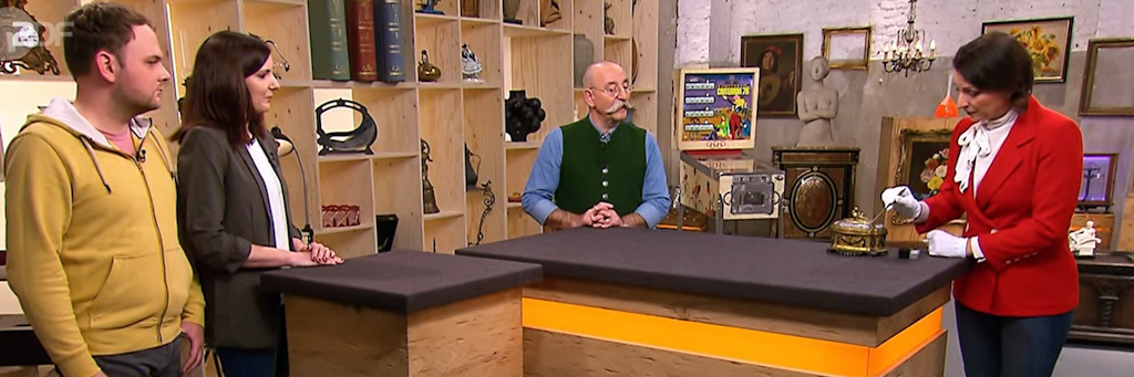 Im Studio bei „Bares für Rares“: Eva Schneider und Tobias Lauterbach mit Moderator Horst Lichter und Expertin Wendela Horz.