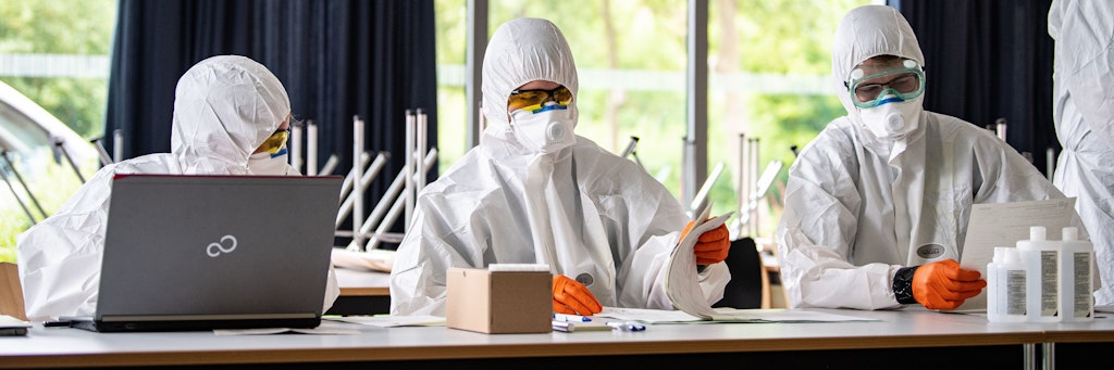 Mitarbeiter des Gesundheitsamts in Testzentrum.