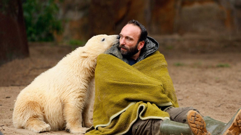 Eisbär Knut und sein Tierpfleger Thomas Dörflein
