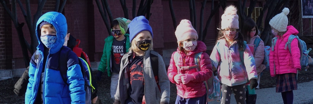 Kinder mit Masken auf dem Weg zum Kindergarten. (Symbolbild)