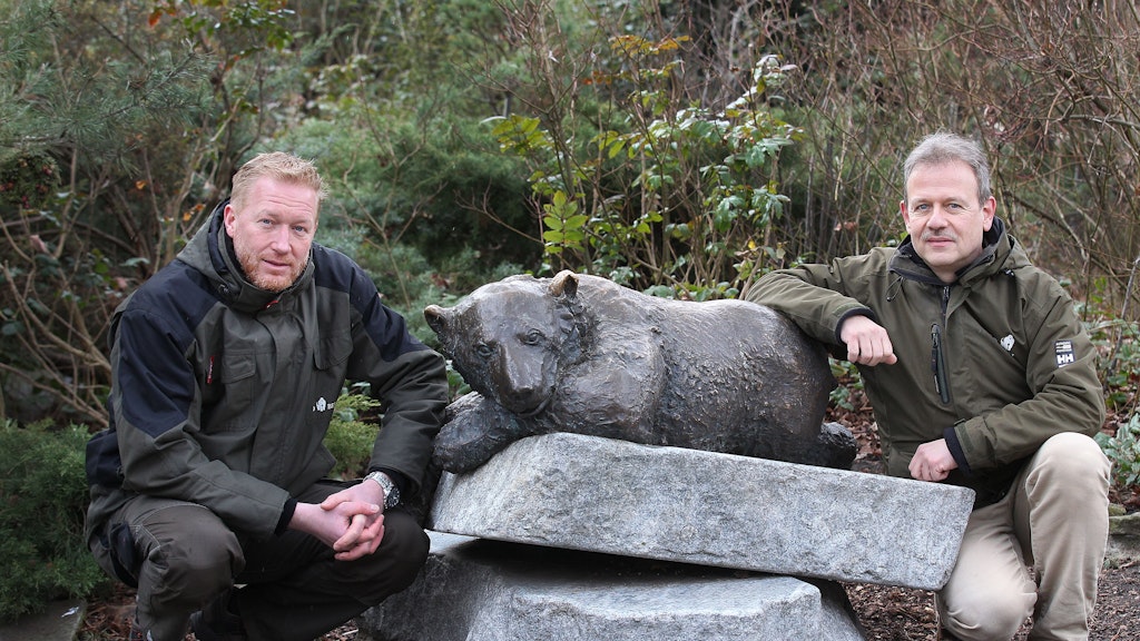Tierarzt André Schüle (li.) und Raubtier-Kurator Heiner Klös am Knut-Denkmal im Zoo.