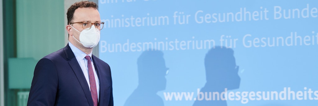 Gesundheitsminister Jens Spahn ( CDU) kommt zur Pressekonferenz über die EMA-Entscheidung zum Impfstoff Astrazeneca. 