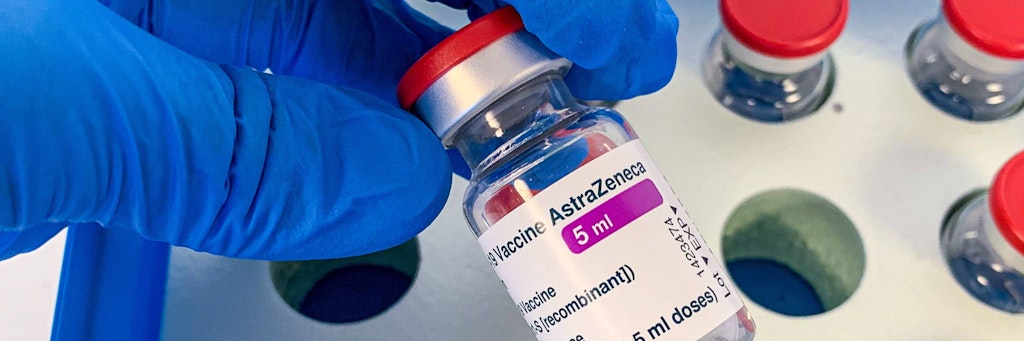 Ampulle mit Corona-Impfstoff von Astrazeneca.