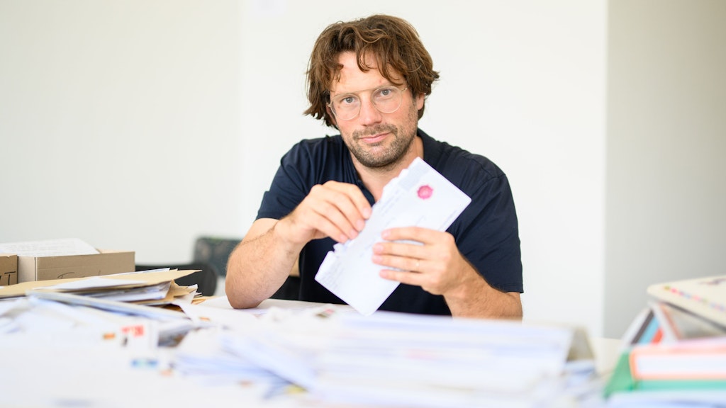 Friedrich von Borries, Initiator des Stipendiums für das Nichtstun, schaut in seinem Büro Bewerbungen für das Stipendium durch. Am Donnerstag wurden die drei Gewinnerinnen des Stipendiums bekannt gegeben.